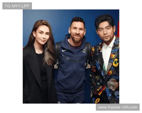 足球教练与外籍球星亲密合影 展现默契与团队精神