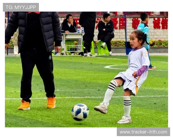 足球明星激烈对抗赛，谁能在绿茵场上笑傲群雄引发球迷热议